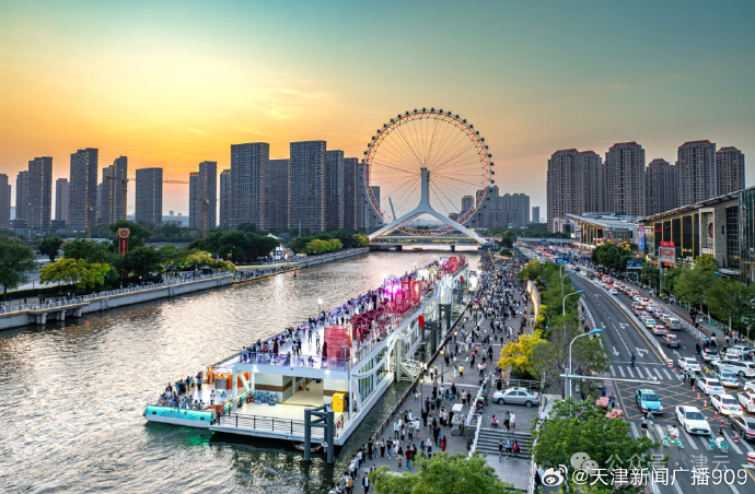 夕阳下的老街情怀，天津老者凝望海河情深