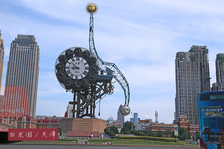 夕阳下的老街情怀,天津老者凝望海河情深