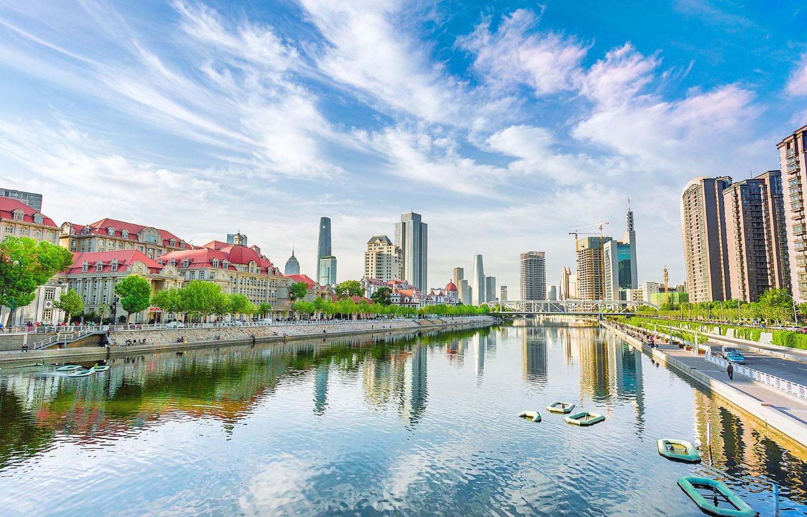 夕阳下的老街情怀,天津老者凝望海河情深